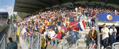 840339 Afbeelding van het publiek bij de de wedstrijd Nederland - Canada in het stadion Nieuw Galgenwaard ...